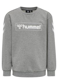 Maglione grigio realizzato in tessuto morbido, con il logo bianco "hummel" sulla parte frontale e dettagli a forma di chevron bianchi sulle maniche.