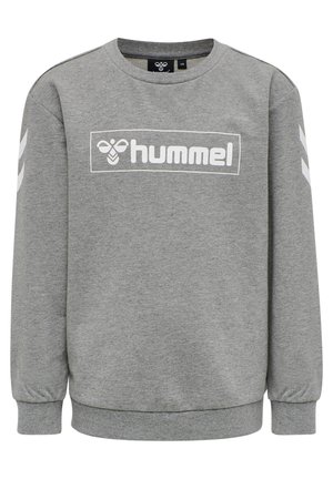 Un sweat-shirt gris en tissu doux, avec un logo "hummel" blanc sur le devant et des accents en chevrons blancs sur les manches.