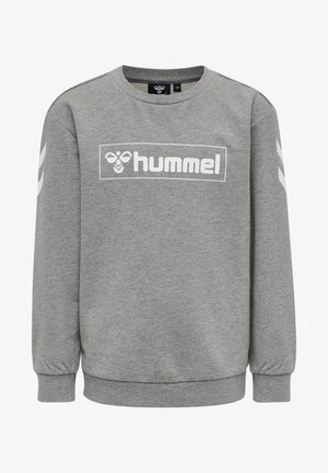 Un sweat-shirt gris en tissu doux, avec un logo "hummel" blanc sur le devant et des accents en chevrons blancs sur les manches.