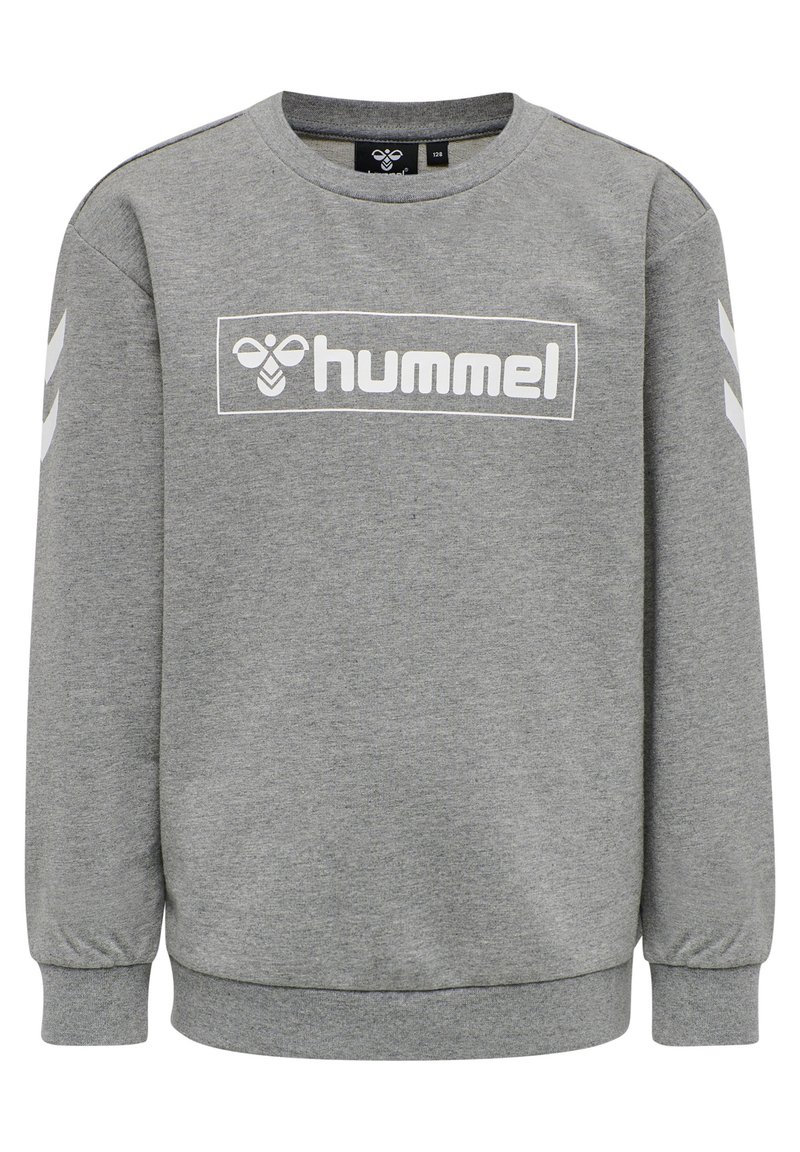 Maglione grigio realizzato in tessuto morbido, con il logo bianco "hummel" sulla parte frontale e dettagli a forma di chevron bianchi sulle maniche.