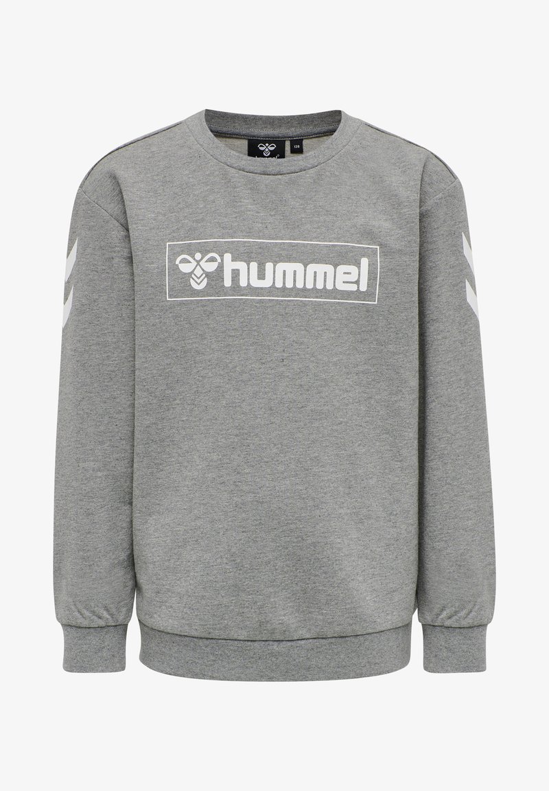 Maglione grigio realizzato in tessuto morbido, con il logo bianco "hummel" sulla parte frontale e dettagli a forma di chevron bianchi sulle maniche.