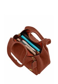 Sac à main en daim marron avec deux anses, ouverture supérieure dévoilant un portefeuille marron, une pochette turquoise et un smartphone à l'intérieur.