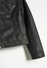 Czarna kurtka z ekoskóry o dopasowanym kroju, z kieszenią na zamek błyskawiczny z przodu oraz gładką fakturą. Zdobione przeszycia i kołnierz z zapięciem.