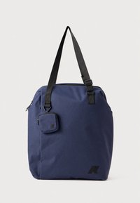 Marineblå stoffveske med svarte stropper, en frontlomme og en logo-accent. Jevn tekstur, glidelås på toppen.