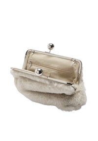 Kremowa torebka kopertowa z futrzanym wykończeniem, metalowym zapięciem i satynową podszewką z kieszonką na zamek.