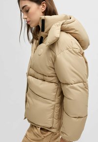 HUGO Talvitakki - open beige