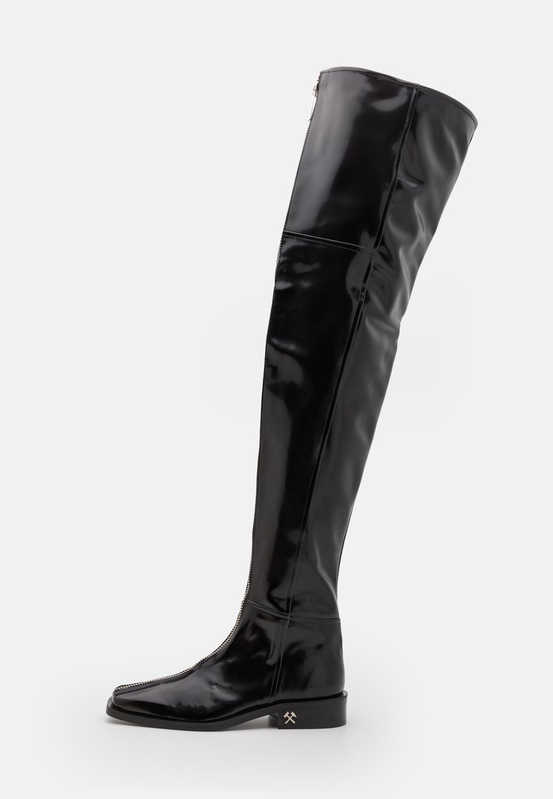 Svarta över knä-boots i blanka lackläder. Fyrkantig tå, sidodragkedja och en låg blockklack med metallaccentdetalj.