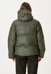 Olivegrøn pufferjakke med hætte, der har et quiltet design og en glat tekstur. Bagsiden viser en afslappet pasform og plisseret detalje ved kanten.