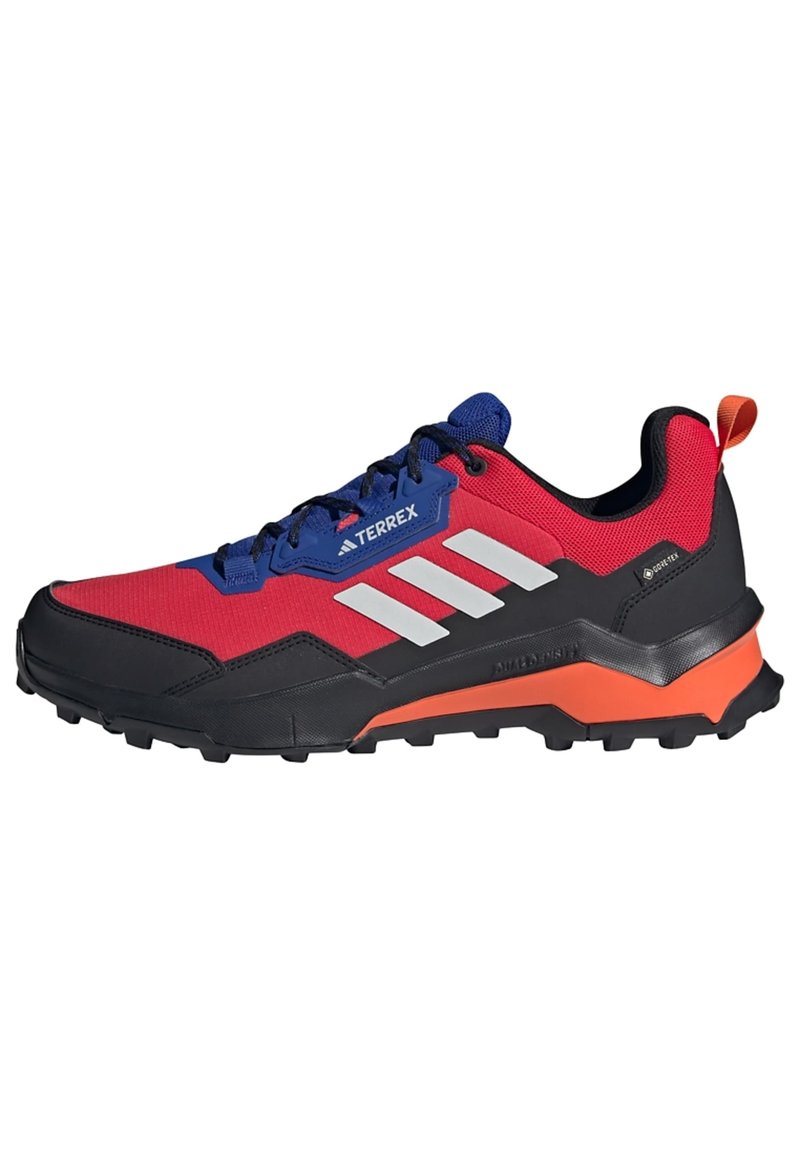 Rote und schwarze Wanderschuhe mit blauen Akzenten, die ein strukturiertes Obermaterial, drei weiße Streifen und eine robuste Sohle für besseren Halt aufweisen.