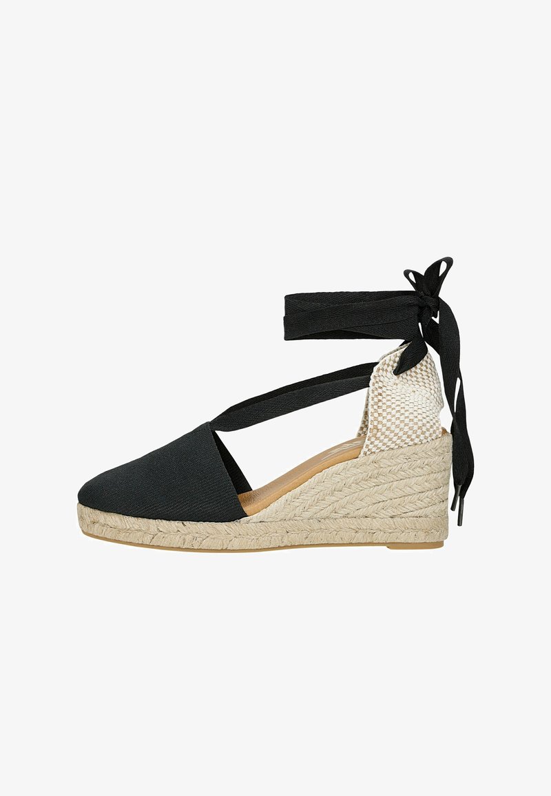 Zwarte espadrille wedge sandaal met textiel bovenwerk en geweven jute tussenzool. Voorzien van enkelbandjes en contrasterende textuurhiel.