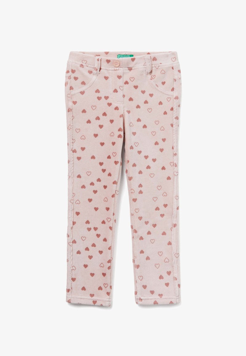 Roze corduroybroek met kleine rode hartpatronen. Bevat vijf zakken en een knoopsluiting. Zachte textuur, slim fit ontwerp.