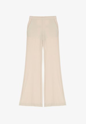 Pantaloni svasati color beige chiaro con una texture liscia, dotati di due tasche laterali e dettagli di cucitura visibili lungo le cuciture.