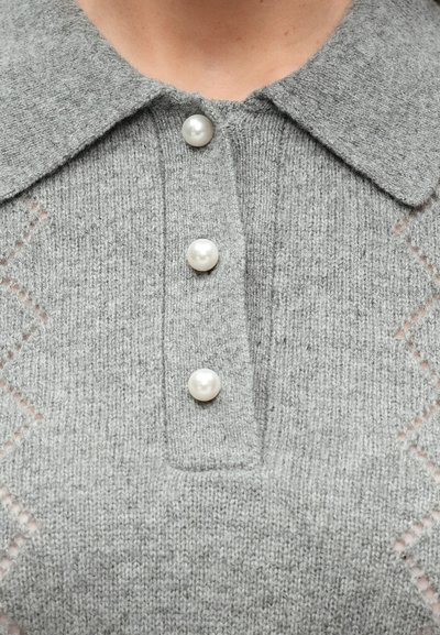Šedý pletený sveter s golierovým výstrihom, ozdobený tromi perlovými gombíkmi a detailmi stehov v tvare diamantov.