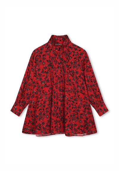 Rode blouse met lange mouwen, hoge kraag en een zwart-wit bloemenpatroon. Voorzien van plooien aan de voorkant voor extra textuur.