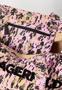 Vászon táska rózsaszín, fekete és bézs állatmintával. Felső patentzárral és belső cipzáras zsebbel, fekete cipzárral.