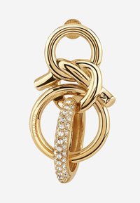 Goldfarbene Brosche mit ineinander verschlungenen runden Gliedern und einem Band, das mit klaren Strasssteinen verziert ist. Glatte Oberfläche mit poliertem Finish.