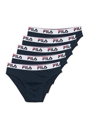 Fünf Paare schwarze FILA-Slips mit weißen elastischen Taillenbändern, die das FILA-Logo in Schwarz und Rot zeigen, diagonal gestapelt.