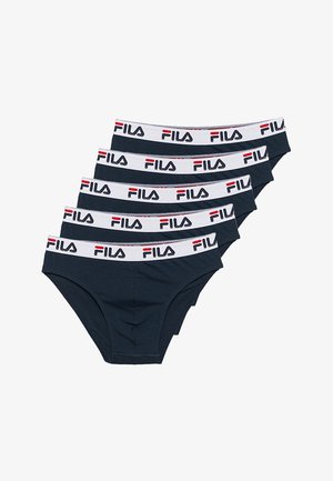 Fünf Paare schwarze FILA-Slips mit weißen elastischen Taillenbändern, die das FILA-Logo in Schwarz und Rot zeigen, diagonal gestapelt.