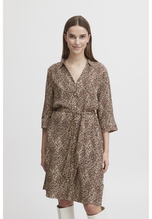 Leopardenmuster-Kleid mit kragenförmigem Ausschnitt, knöpfbarem Frontverschluss und tailliertem Bund. Verfügt über dreiviertellange Ärmel und einen weichen, strukturierten Stoff.