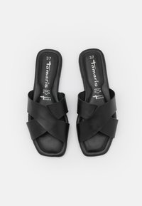 Černé kožené sandály s plochou podrážkou, s křížovými popruhy a polstrovanou stélkou. Velikost 37 uvedena na stélce.