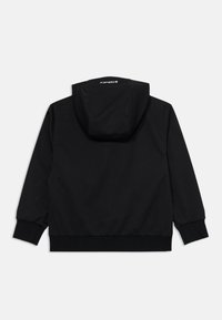 Sweat à capuche noir en tissu lisse, avec des manches longues, des poignets côtelés et un logo discret au cou.