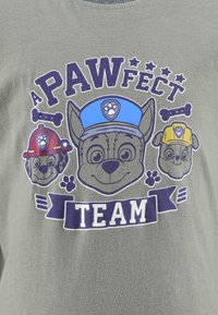 Szara bawełniana koszulka z nadrukiem twarzy psów z kreskówki noszących kapelusze. Na t-shircie widnieje napis "A PAWfect TEAM" w wyraźnych fioletowych literach, z akcentami w kształcie kości.