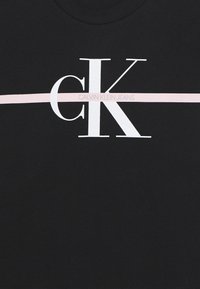 Calvin Klein Jeans MONOGRAM STRIPE - Triko s potiskem - black