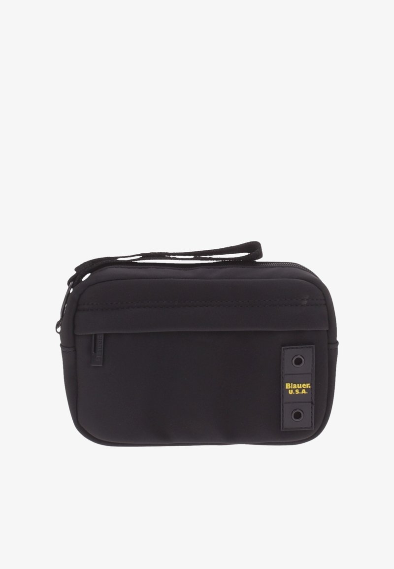 Borsa in tessuto nero con chiusura a zip, tasca frontale e superficie testurizzata. Presenta un'etichetta con logo giallo e due occhielli. Design compatto.