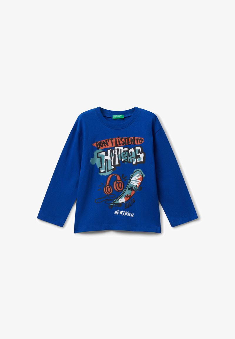 Blauwe langarmlong t-shirt van katoen, met een grafische print van een skateboard en koptelefoons. De tekst luidt "LUISTER NIET NAAR DE HAATEN."