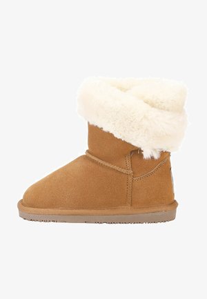 Stivale alla caviglia in suede marrone con un soffice risvolto in pelliccia bianca, punta arrotondata e suola piatta in gomma. Include una cucitura laterale e un minimo dettaglio di cucitura.