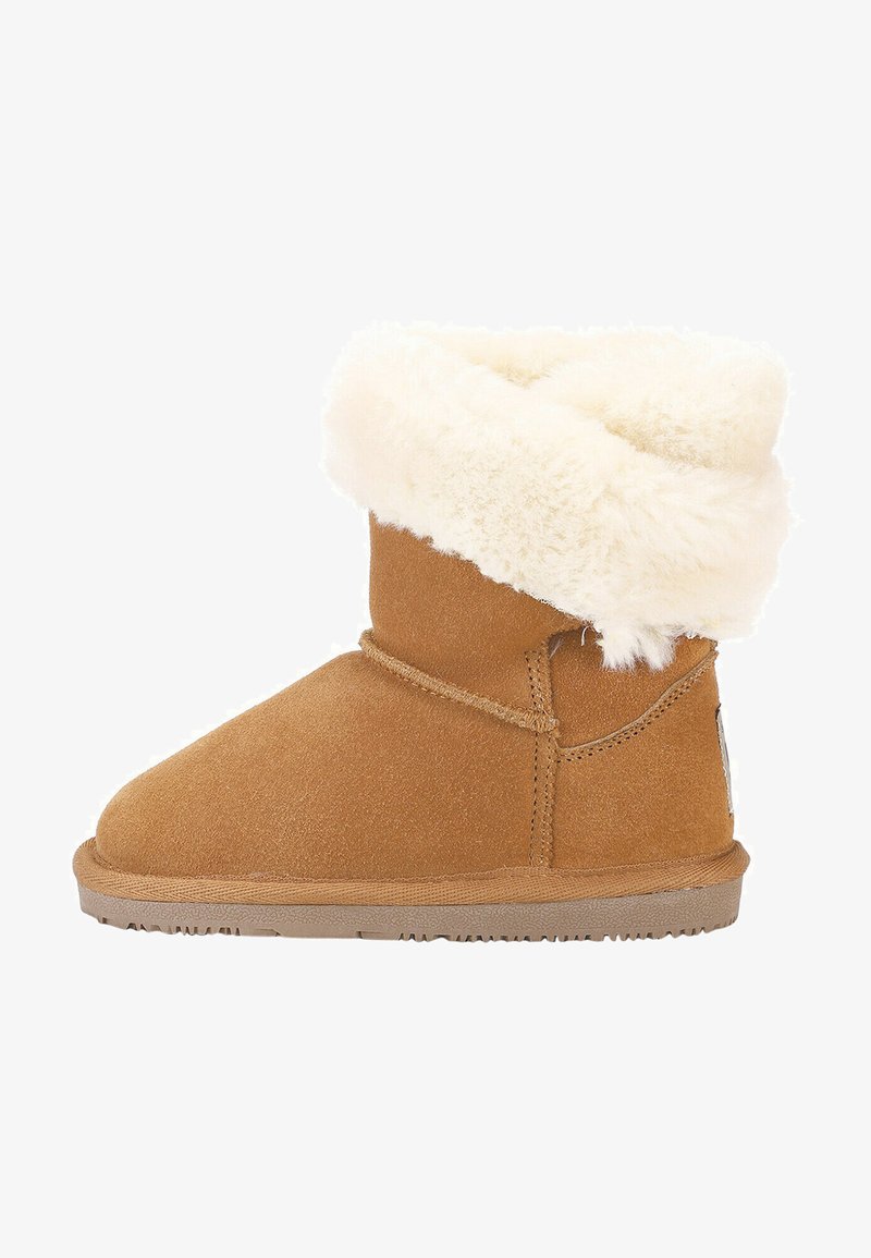 Hnědé nubukové kozačky ke kotníkům s nadýchaným bílým kožíškem na vršku, kulatou špičkou a plochou gumovou podrážkou. Obsahuje boční šev a minimální švy.