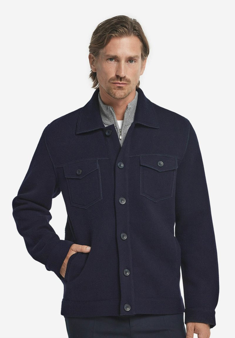 Marinblått ullblandat jacka med två bröstfickor, knappfront och en grå krage. Har en strukturerad design och texturerad tyg.