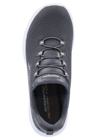 Grauer Sportschuh mit atmungsaktivem Mesh-Obermaterial, elastischen Schnürsenkeln, gepolsterter Lasche und weißer Sohle mit "Memory Foam"-Marke im Inneren.