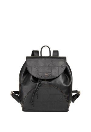 Schwarzer Leder-Rucksack mit Klappenverschluss, geprägt mit geometrischem Muster, Kordelzug, Frontreißverschlusstasche und verstellbaren Schultergurten.