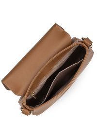 Borse a tracolla in finta pelle marrone con chiusura a pattina, tasca interna con zip e due scomparti. Texture liscia e dettagli di cucitura sottili.