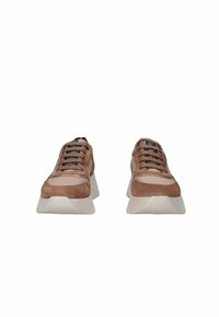 Sneaker in suede marrone e pelle beige con una solida suola bianca, caratterizzati da un design a lacci e dettagli testurizzati sulla linguetta e sui lati.