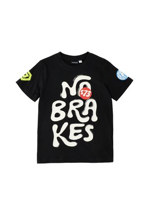 T-shirt nera a maniche corte con grande testo bianco "No Brakes" e un cerchio rosso con la scritta "S73" davanti, più toppe gialle e blu sulle maniche.