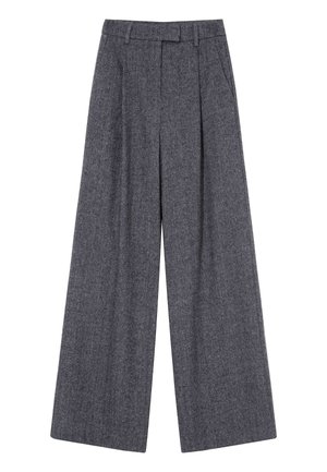 Pantalones de pierna ancha en tela gris oscuro; cuentan con una mezcla de lana con textura, pliegues frontales, presillas para cinturón y una cinturilla entallada.