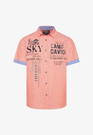 Koralowa koszula krótko rękawowa z jasnoniebieskim kołnierzykiem i mankietami. Z przodu zawiera czarny tekst graficzny i wzory. Zapięcie na guziki.