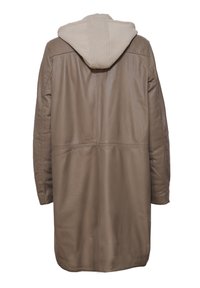 Langer brauner Lederjacke mit einer beigen Kapuze. Hat eine glatte Textur und eine gerade Silhouette, mit seitlichen Nahttaschen und minimaler Nahtverarbeitung.