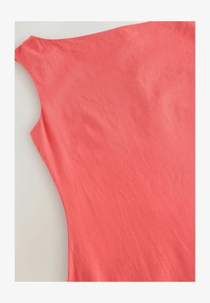 Korallfärgad ärmlös klänning med ett slätt, något texturerat tyg, med en avslappnad passform och rundad halsringning. Inga synliga mönster eller detaljer.
