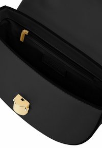 Schwarze Kunstledertasche mit Innenfutter, das einen goldenen Reißverschluss und eine Reißverschlusstasche bietet. Glatte Textur mit abgerundetem Design und minimalistischem Stil.