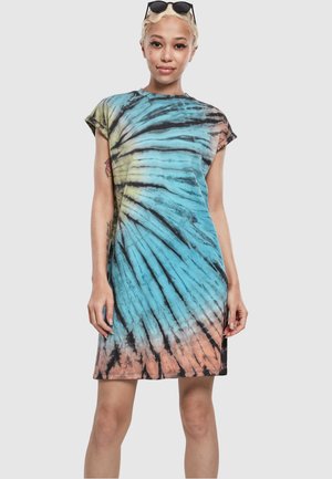 Robe tie-dye avec des teintes bleues, noires et orange, à manches courtes, col rond et coupe décontractée, fabriquée en un doux mélange de coton.