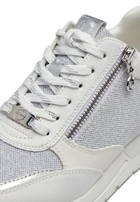 Weißer Sneaker aus Mesh- und Ledermaterialien. Verfügt über ein strukturiertes Obermaterial, weiße Schnürsenkel, einen silbernen Reißverschluss und ein Logo-Detail an der Zunge.
