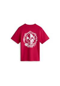 Camiseta de algodón roja con un gráfico de calavera en blanco en la parte posterior, con acentos florales y el texto "OFF THE WALL" debajo del diseño.