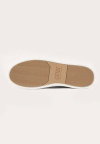 Schuhsohle mit Fischgrätmuster, braunem Gummi-Material und einer weißen Kante. Das Logo "GOBI" ist prominent in der Mitte platziert.