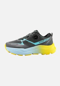 Chaussures de trail en gris et jaune, avec une tige en maille respirante, un système de laçage Boa, et une semelle en caoutchouc texturée pour l'adhérence.
