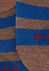 Calze a righe marroni e blu con una texture lavorata a maglia, con testo rosso che scrive "GALO" al polsino.
