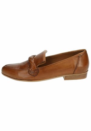 Brun læder loafer med en fletdetalje på fronten, lav stablet hæl, rund tå og glat tekstur.