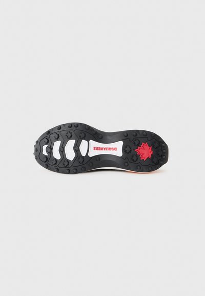 Talpa de pantof sport negru cu model multidirecțional, accente albe și detalii roșii. Prezintă diverse protuberanțe pentru aderență.